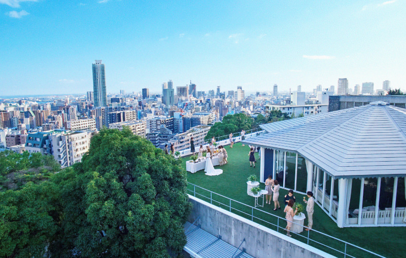 上階では神戸の街並みを眺めながら過ごす屋上庭園を贅沢に貸し切るパーティスペース「レトワール」が。