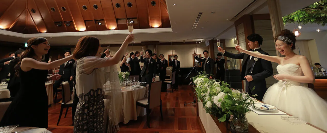 披露宴の始まり テーブル代表による乾杯ゲームは大盛況