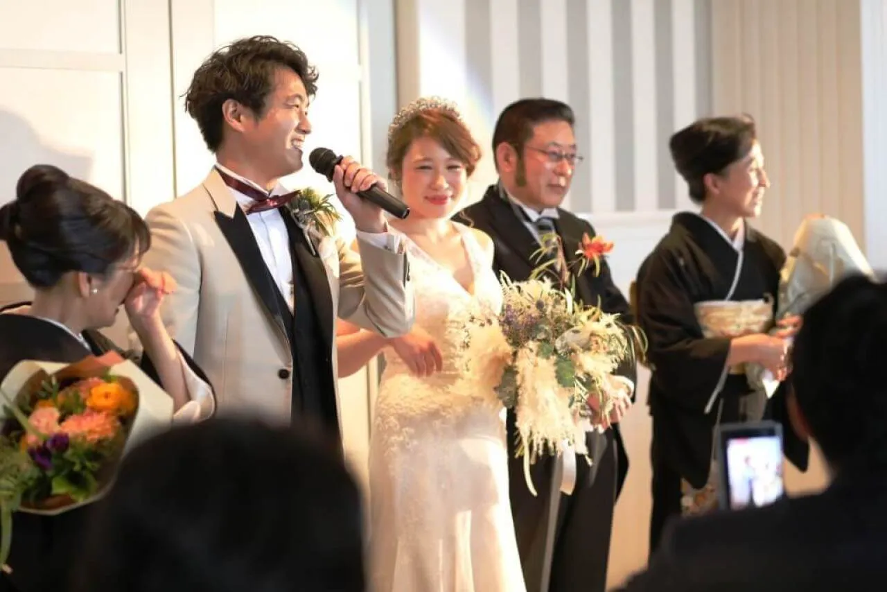 涙から笑いで結ぶ新郎謝辞