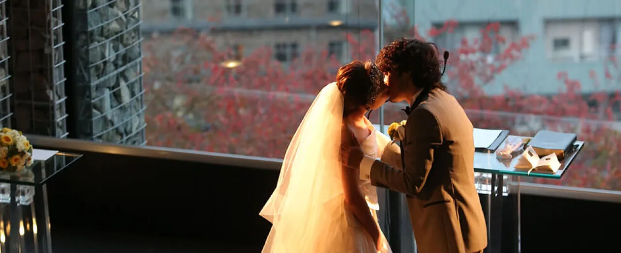 神戸の街並みを背景に愛を誓う