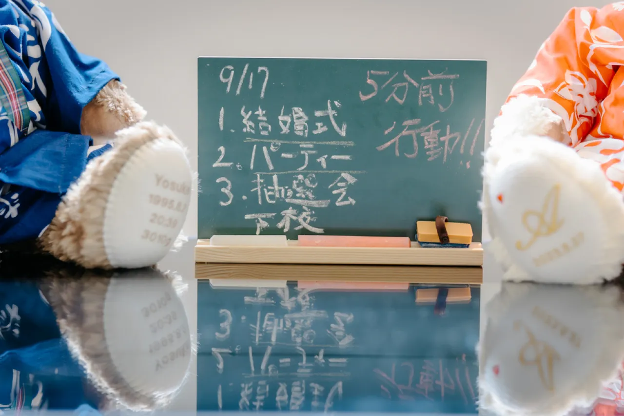 新郎さんが学校の先生ということで時間割を書いた黒板を飾りました