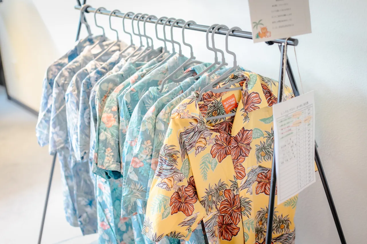 ドレスコードのアロハシャツを忘れた方用にレンタル出来るスペースを作りました