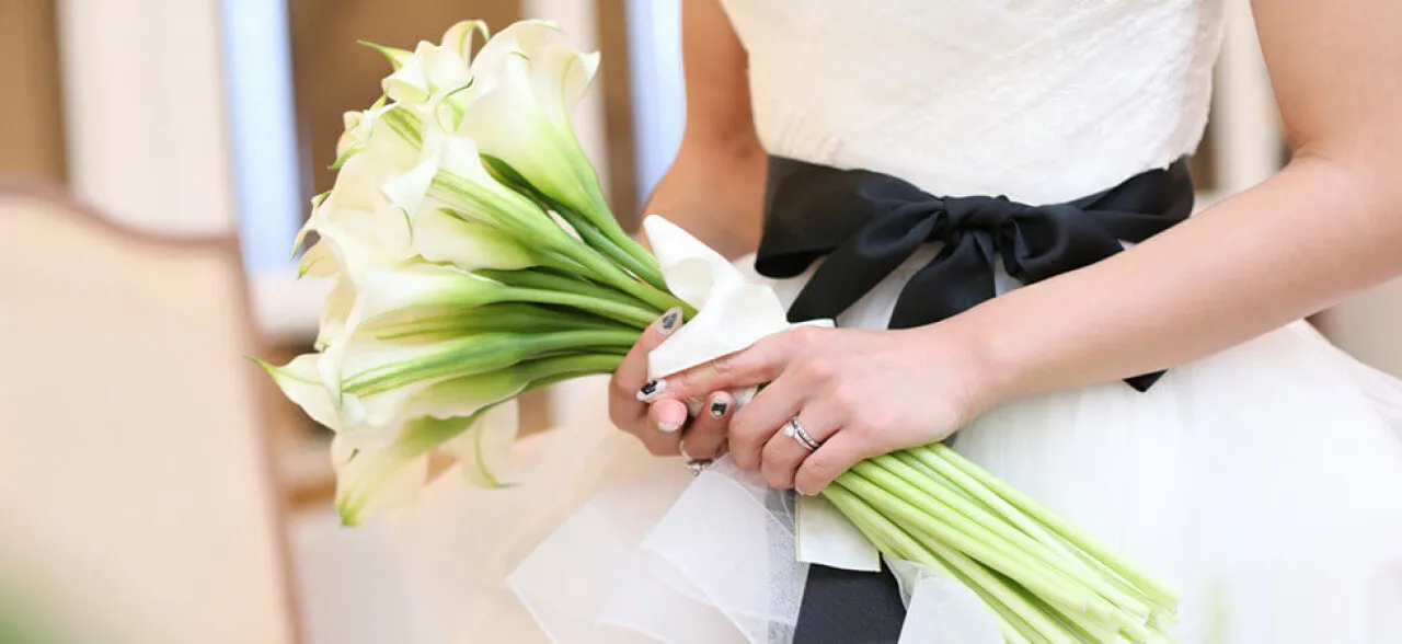 凛とした美しさのあるカラーのブーケ