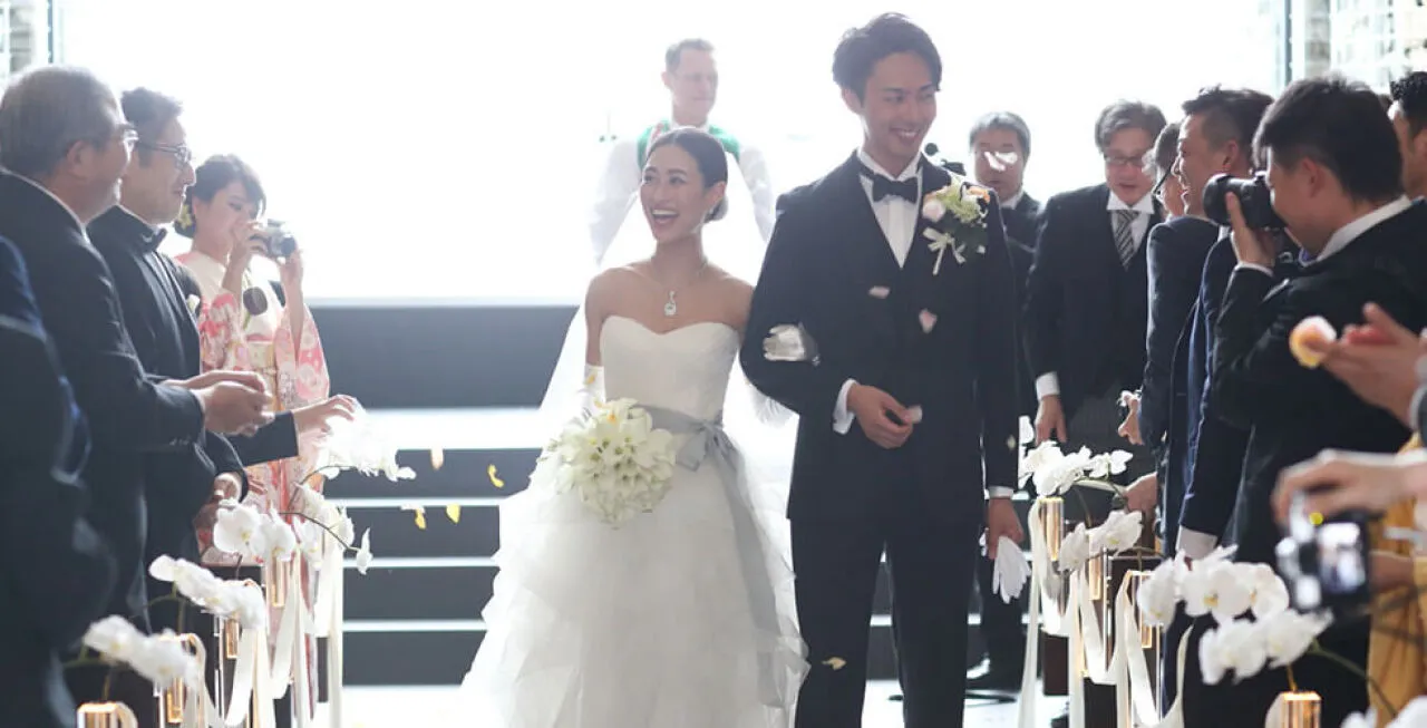 ゲストから祝福のフラワーシャワー