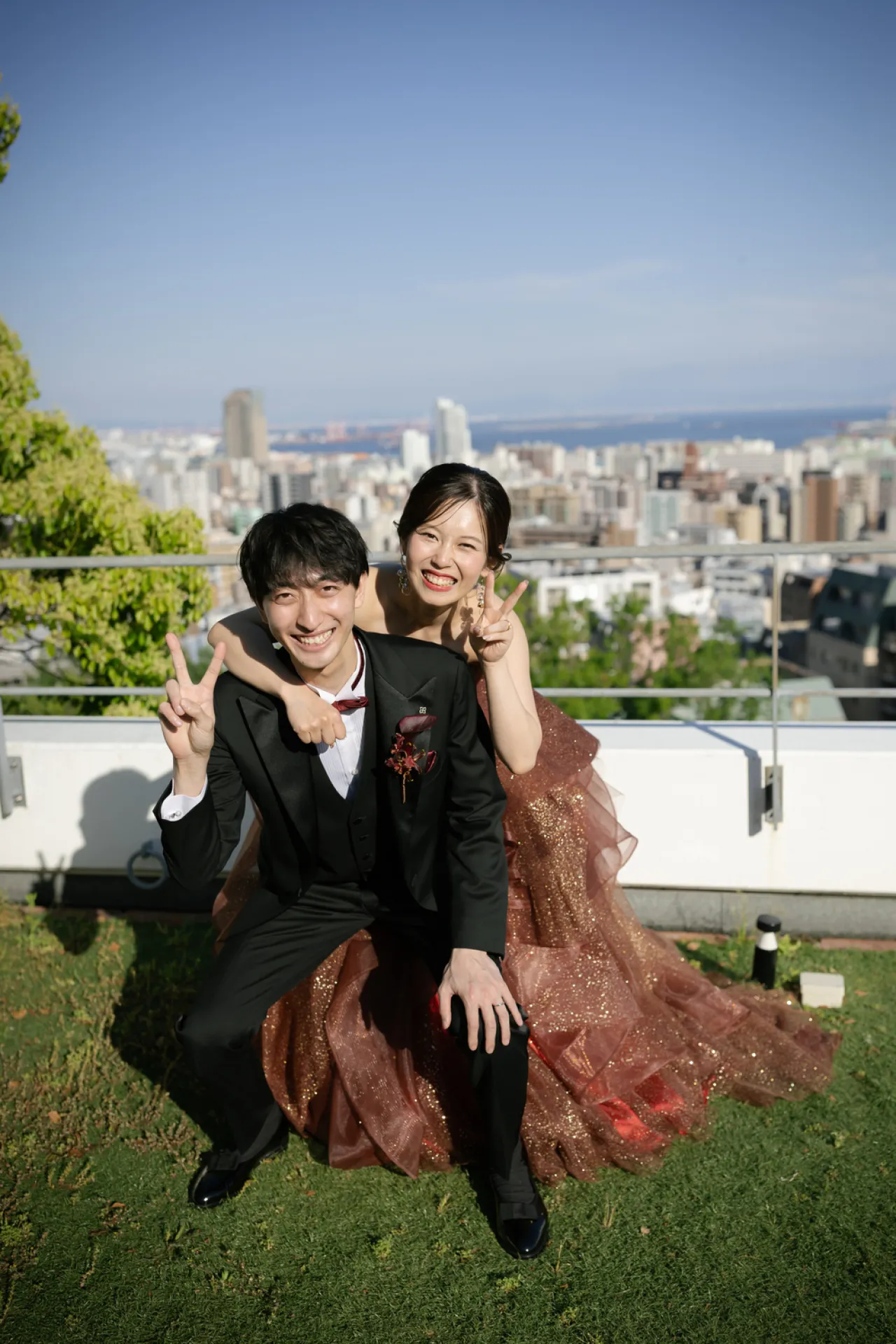 神戸の街並と笑顔の新郎新婦様