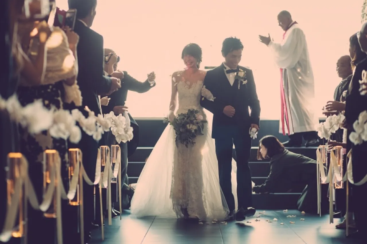 映画のワンシーンのようなフワラーシャワー