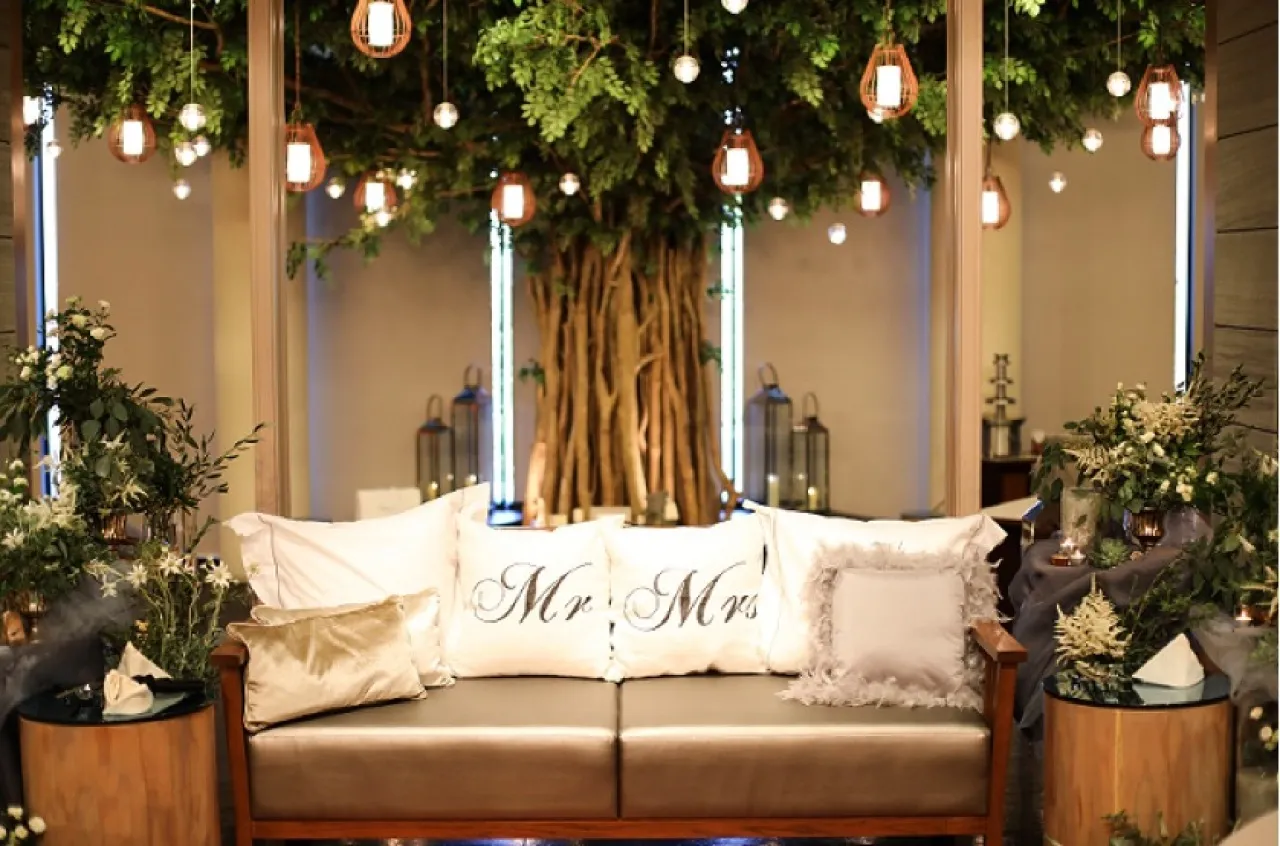 おふたりの席はテーブルではなくソファにしてカジュアルに