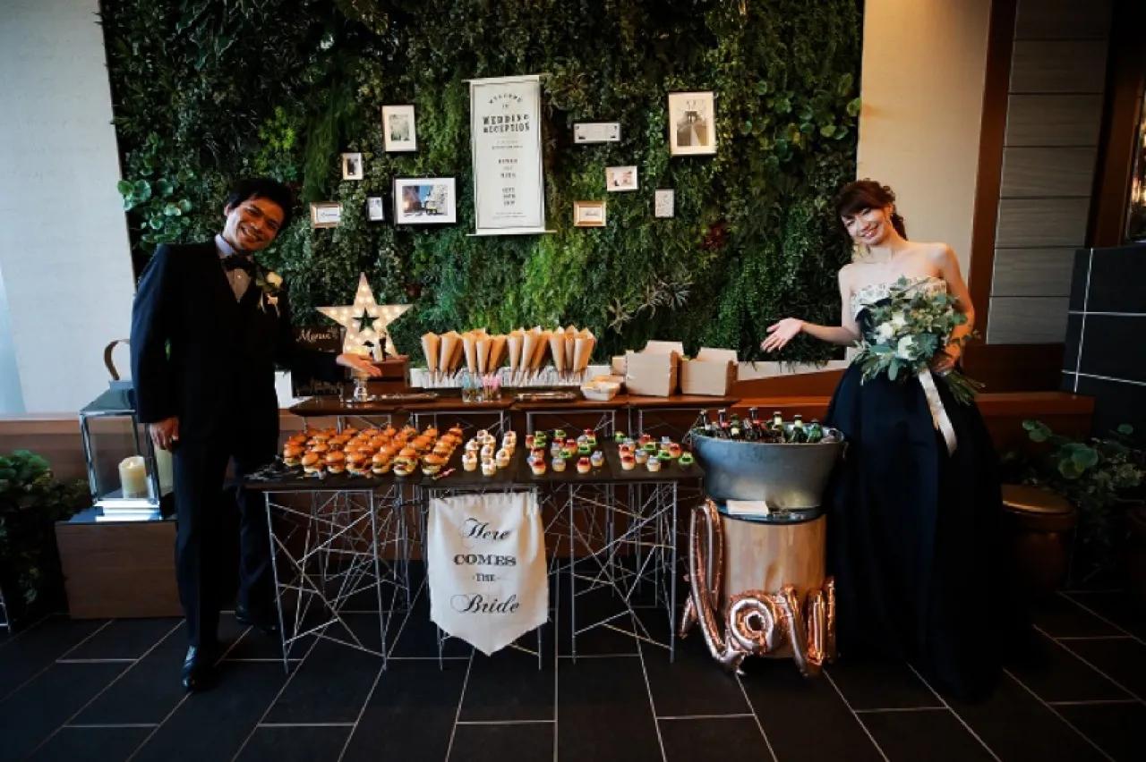 大きなグリーンウォールがその世界観を引き立てます