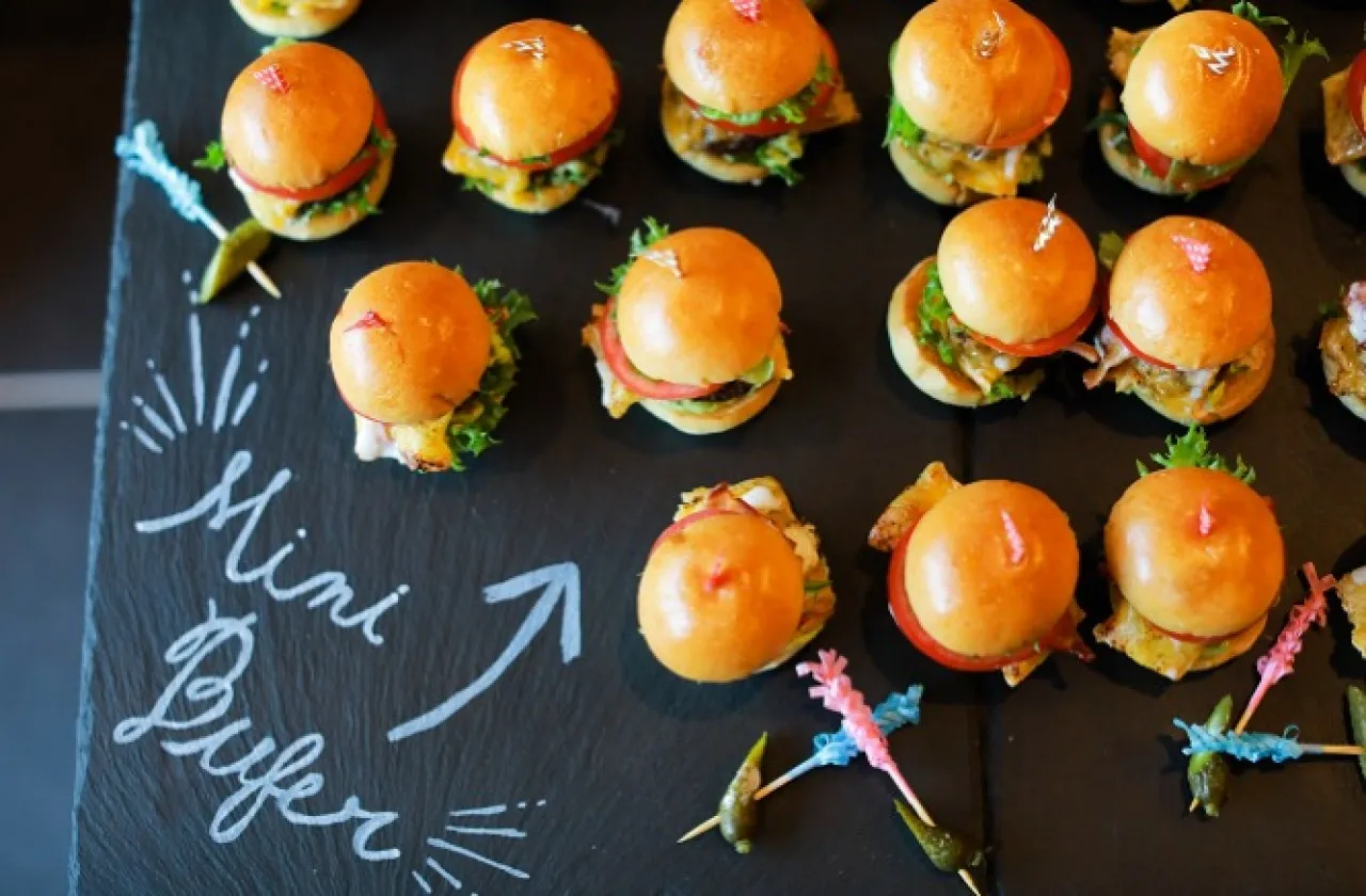 ミニバーガービュッフェは大人気