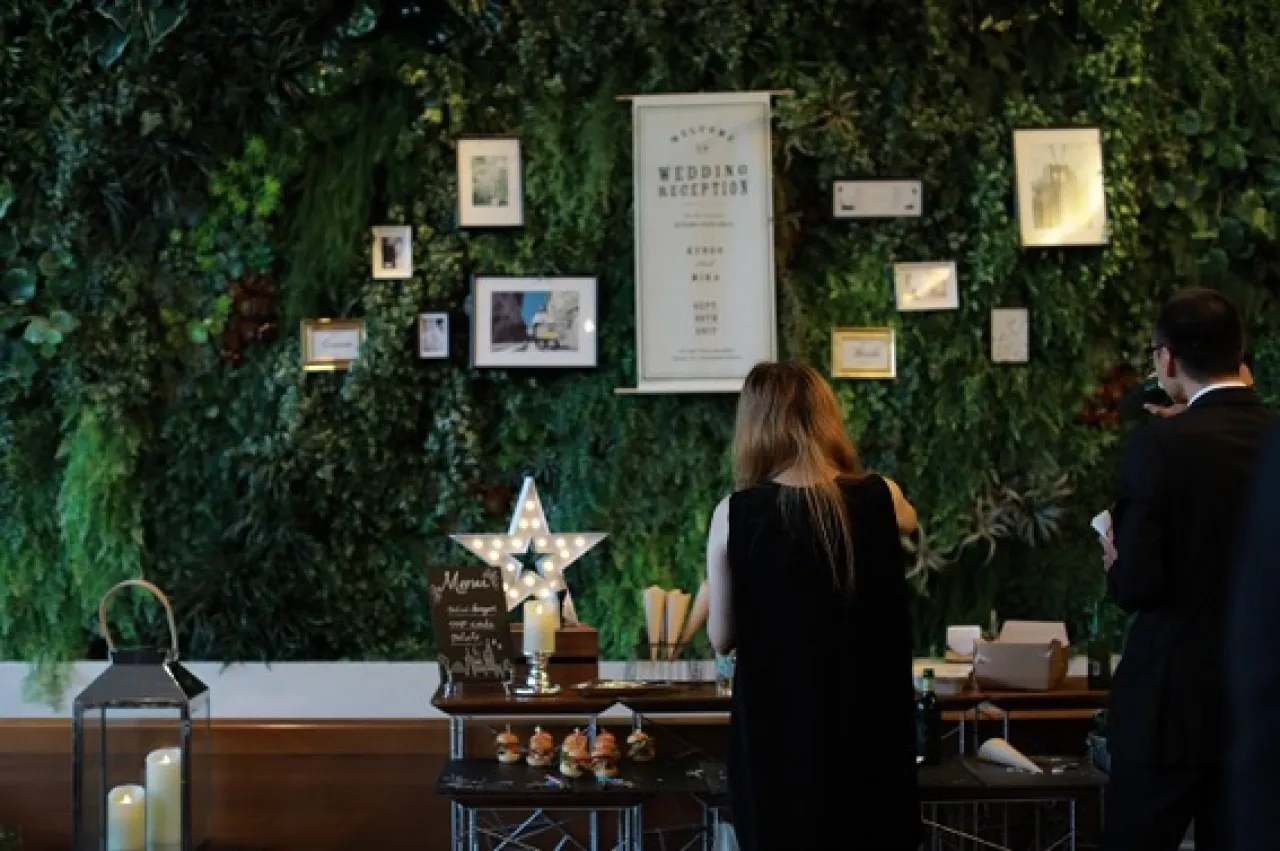 大きなグリーンウォールにコーディネート