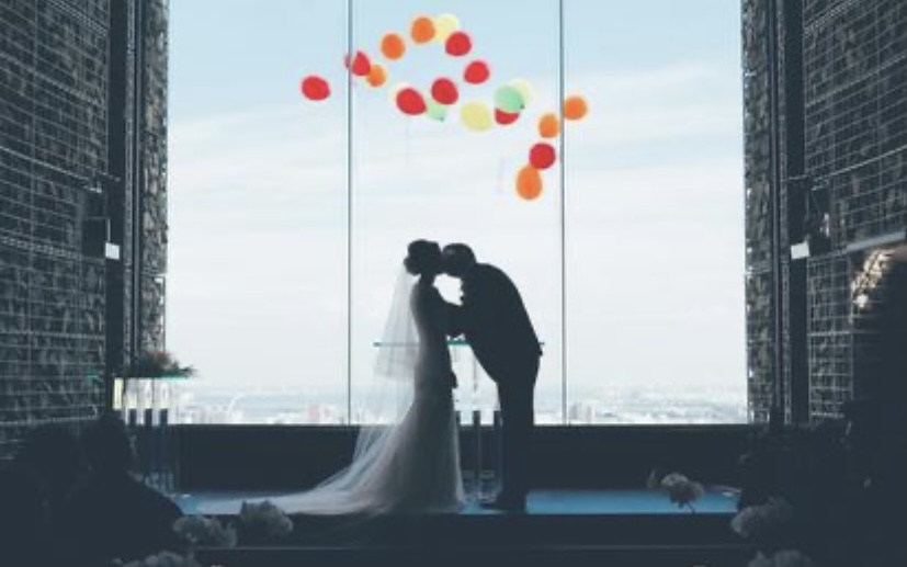 誓いのキスをされるおふたりのバックに、幸せのバルーンが♡